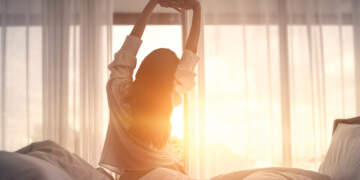 Cila është ora më e mirë për t’u zgjuar në fundjavë?