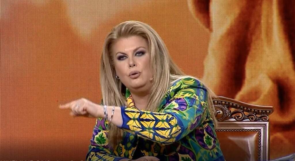 Qytetarja nxjerr zbuluar Eni Çobanin: Dërgon mesazhe fyese në privat