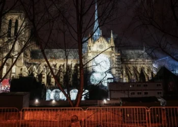 Ceremonia mbresëlënëse e hapjes së katedrales ikonike Notre Dame!