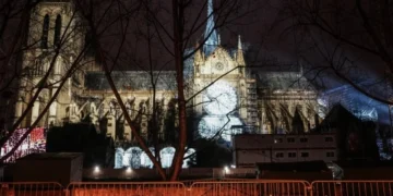 Ceremonia mbresëlënëse e hapjes së katedrales ikonike Notre Dame!