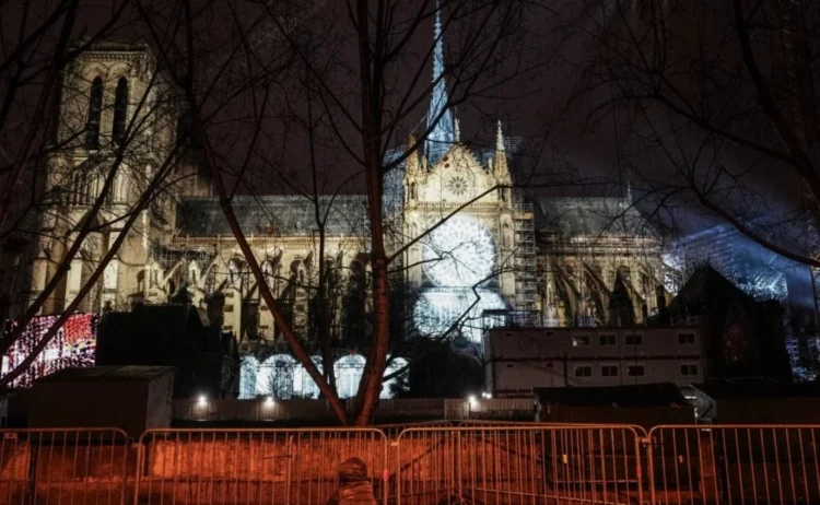 Ceremonia mbresëlënëse e hapjes së katedrales ikonike Notre Dame!