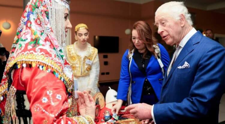 Mbreti Charles III në panairin në Britani, mahnitet nga veshjet kombëtare shqiptare