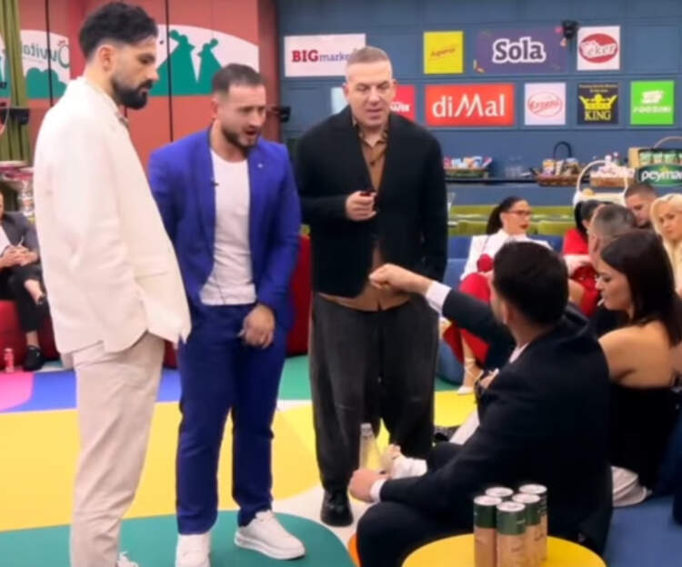 Pamje të patransmetuara/ Xumi fyen e prek organin gjenital para banorit të ri