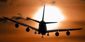 Avioni Tiranë-Hamburg u ul në Vjenë, pasagjerët: Një grua e re shtatzënë lindi!