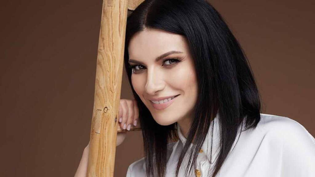 Video/ Laura Pausini rrëzohet në skenë gjatë koncertit