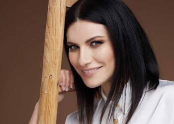 Video/ Laura Pausini rrëzohet në skenë gjatë koncertit