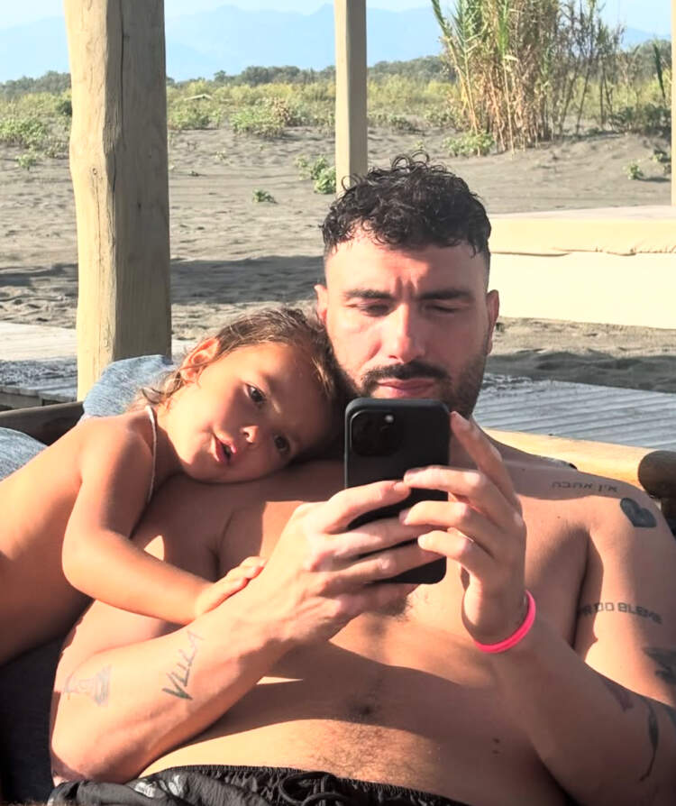 Poem feston ditëlindjen, Ledri Vula emocionon me dedikimin e tij