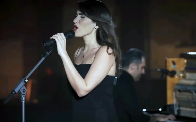 Performoi pa hixhab, arrestohet këngëtarja iraniane