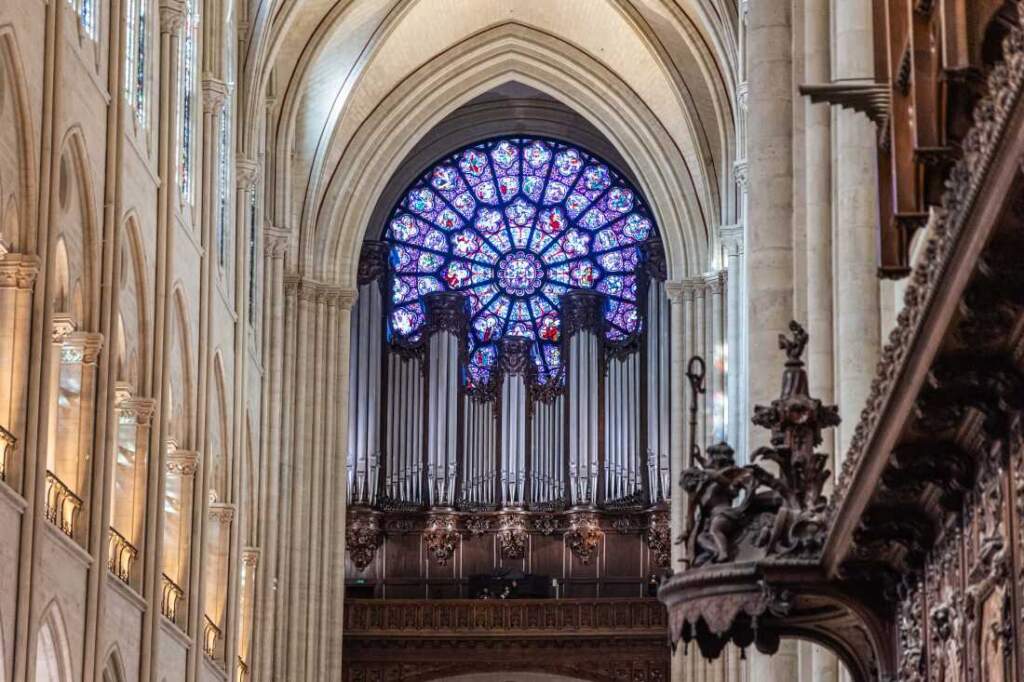 Një vështrim në katedralen e restauruar Notre Dame në Paris