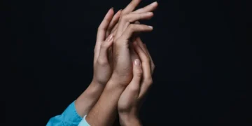 Këto shenja mund t’ua japin zemrën dy personave njëherësh