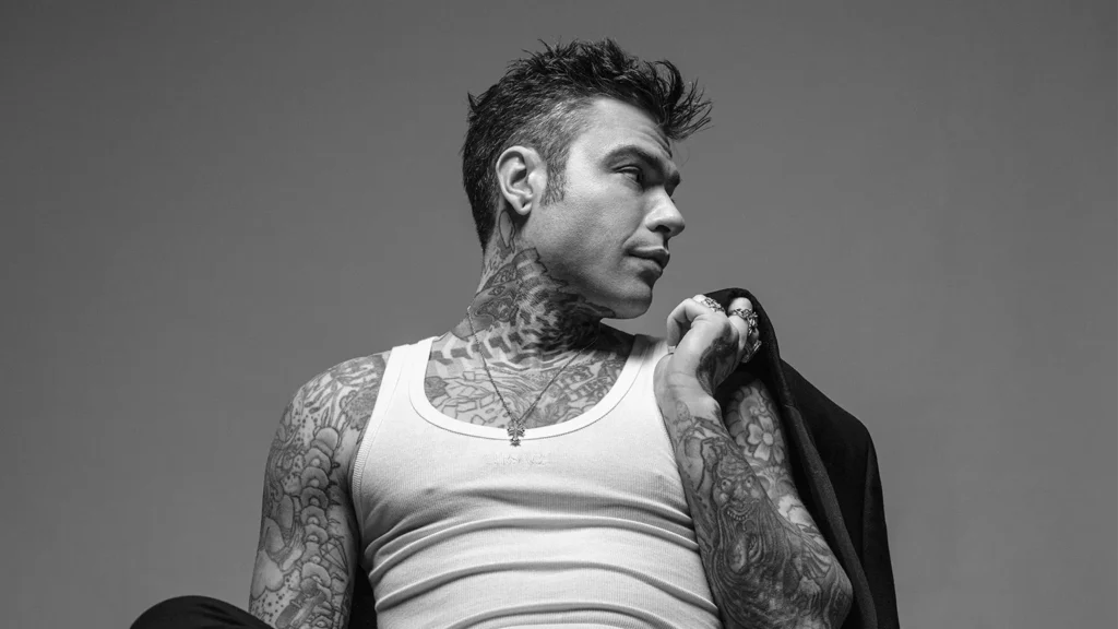 E re në moshë dhe brune! Kush është e dashura e re e Fedez? (Foto)