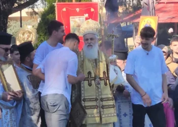 Dita e Ujit të Bekuar, kryqi hidhet në shatërvan në Fier, kapet nga një 17-vjeçar