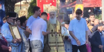 Dita e Ujit të Bekuar, kryqi hidhet në shatërvan në Fier, kapet nga një 17-vjeçar