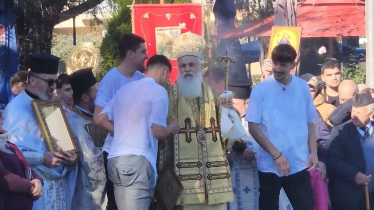 Dita e Ujit të Bekuar, kryqi hidhet në shatërvan në Fier, kapet nga një 17-vjeçar