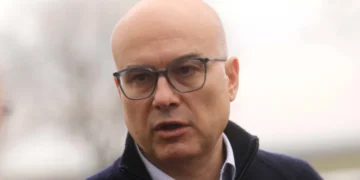 Pas protestave të mijëra studentëve jep dorëheqjen kryeministri i Serbisë