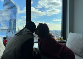 Emocionuese/ Parashqevi Simaku më në fund takohet me djalin e saj