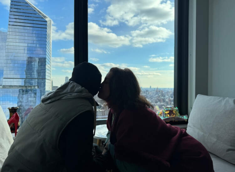 Emocionuese/ Parashqevi Simaku më në fund takohet me djalin e saj