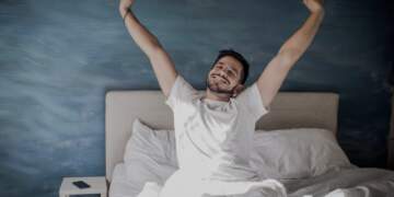 Studimi: Njerëzit e lumtur flenë pak, të trishtuarit më shumë!