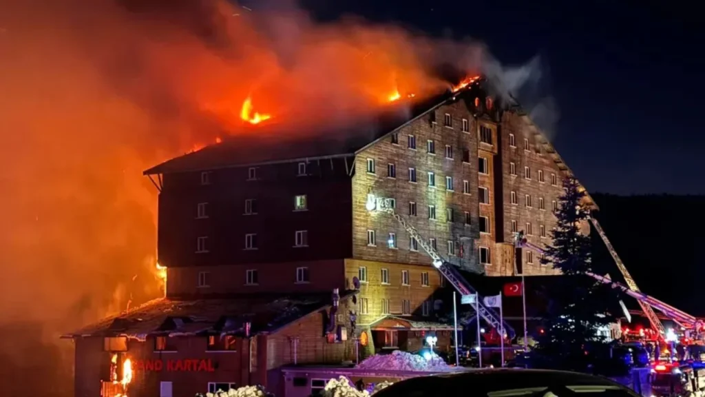 Bie zjarr në resortin e skive në Turqi, të paktën 10 viktima