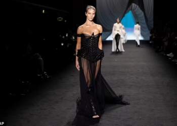 Rosie Huntington-Whiteley rikthehet në pasarelë pas një dekade!