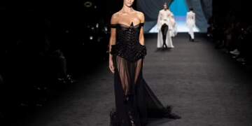 Rosie Huntington-Whiteley rikthehet në pasarelë pas një dekade!