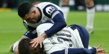 Frikë për jetën e futbollistit, lojtari i Tottenham humb ndjenjat në fushë