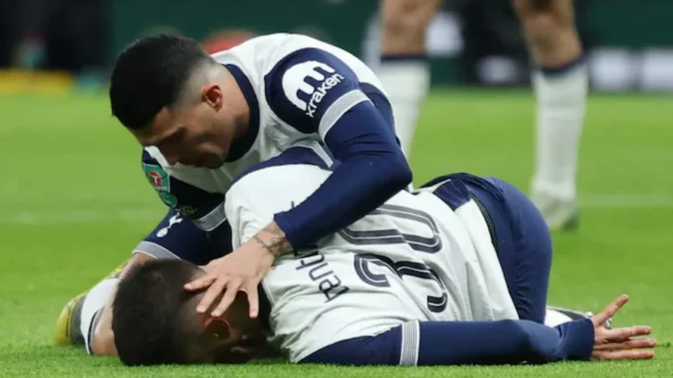Frikë për jetën e futbollistit, lojtari i Tottenham humb ndjenjat në fushë
