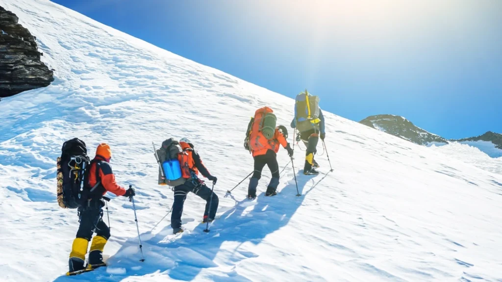 Nepali rrit tarifat për t’u ngjitur në Everest! Çfarë ndryshon nga shtatori