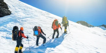 Nepali rrit tarifat për t’u ngjitur në Everest! Çfarë ndryshon nga shtatori