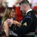 Melania kërceu me një ushtar, buzëqeshja e saj u bë hit në rrjetet sociale