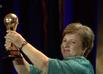 Ky futbollist triumfon si “Lojtari më i mirë”, nëna e tij ngre trofeun