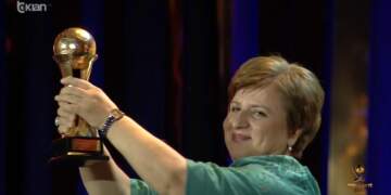 Ky futbollist triumfon si “Lojtari më i mirë”, nëna e tij ngre trofeun