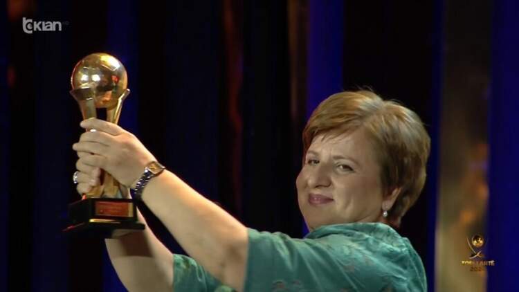 Ky futbollist triumfon si “Lojtari më i mirë”, nëna e tij ngre trofeun