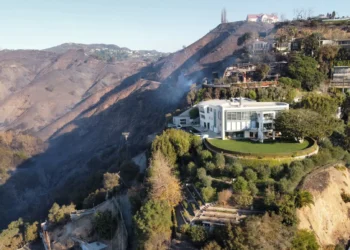 Foto/ Shtëpia e këtij personazhi të njohur i shpëtoi mrekullisht zjarrit