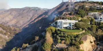 Foto/ Shtëpia e këtij personazhi të njohur i shpëtoi mrekullisht zjarrit