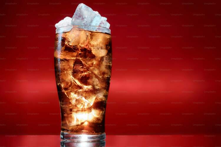Konsumimi i një kanaçe Coca-Cola mund të zvogëlojë jetëgjatësinë me 12 minuta