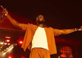 Po fliste në telefon teksa ngiste Rolls-Royce, e pëson reperi Stormzy