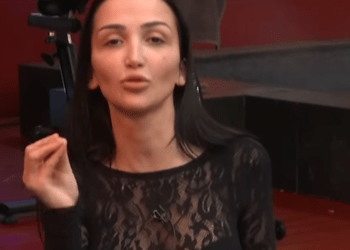 Gjesti po shijon lojën në ‘BBVA’, Xheneta i shpreh dashurinë: Po më mungon