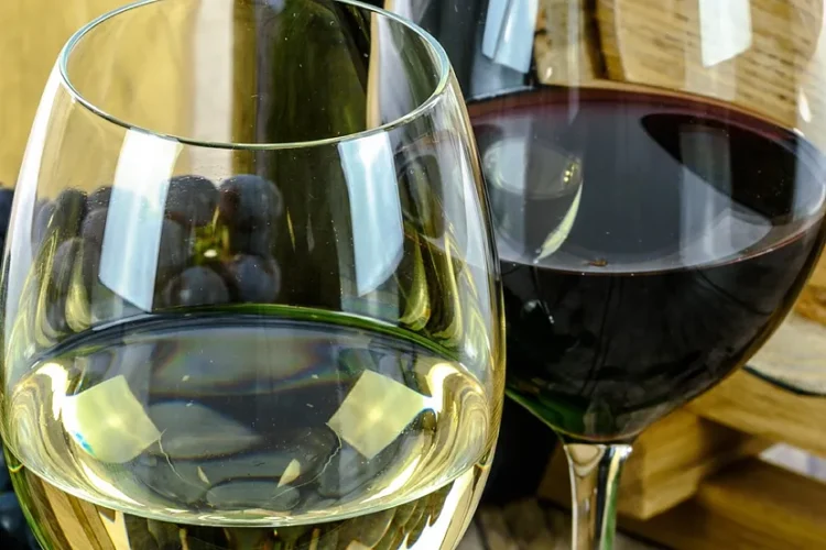 Vera e kuqe apo e bardhë është më e mirë për shëndetin tuaj? Ekspertët vlerësojnë