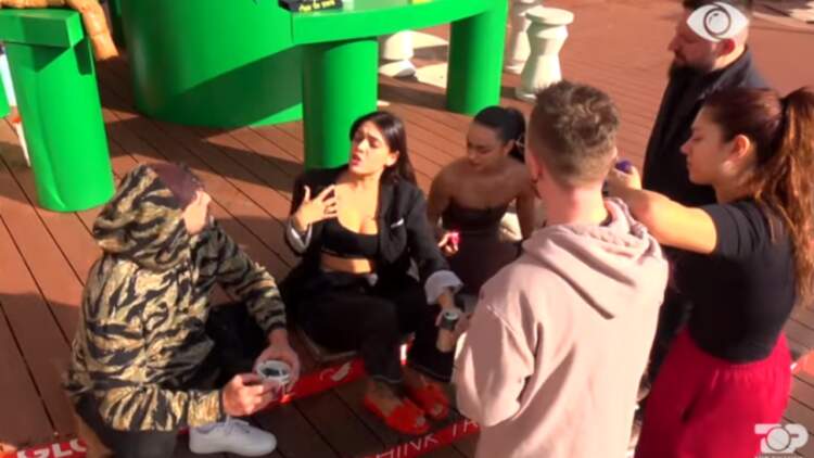 “Përndjekës, më futesh në dush me zor”/ Aldo-Livias: O rrush i zi…