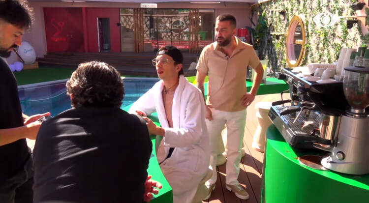 Debat i ashpër mes Vserlos dhe Kellyt – Një rrëfim tronditës në mes të përplasjes