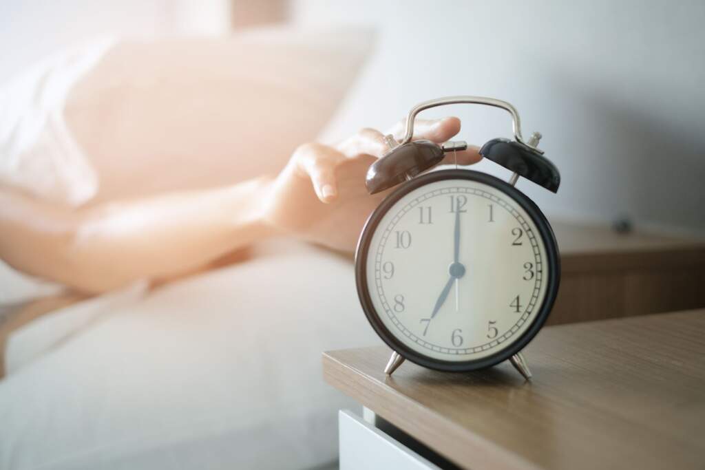 58% e njerëzve kanë nevojë për më shumë se 1 alarm për t’u zgjuar në mëngjes!
