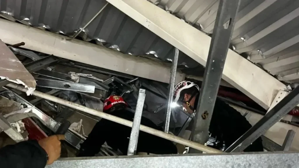 Shembja e çatisë së qendrës tregtare lë tre të vdekur dhe dhjetëra të plagosur