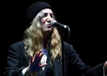 E papritur!Këngëtarja legjendare rrëzohet në skenë, pas një migrene të rëndë