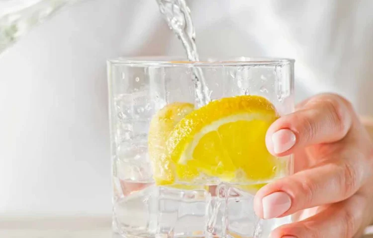 Uji me limon: Përfitimet dhe ndikimi në shëndet!