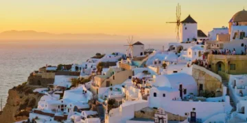Tërmetet në Greqi! Turistët “braktisin” Santorinin, biletat shiten brenda sekondave
