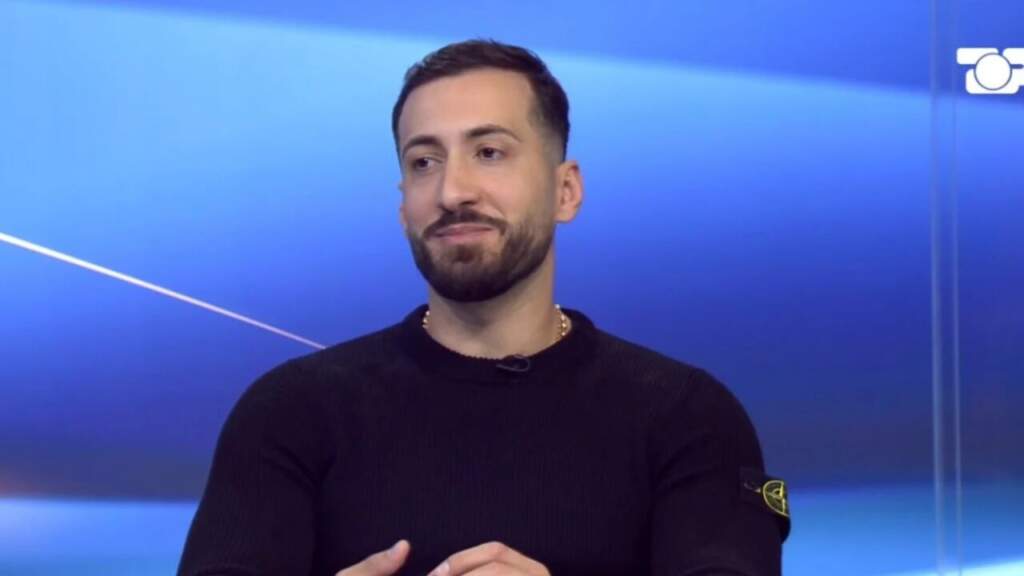 U aludua për lidhje homoseksuale / Jozi sqaron lidhjen me djalin në fotot virale