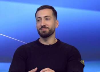 U aludua për lidhje homoseksuale / Jozi sqaron lidhjen me djalin në fotot virale