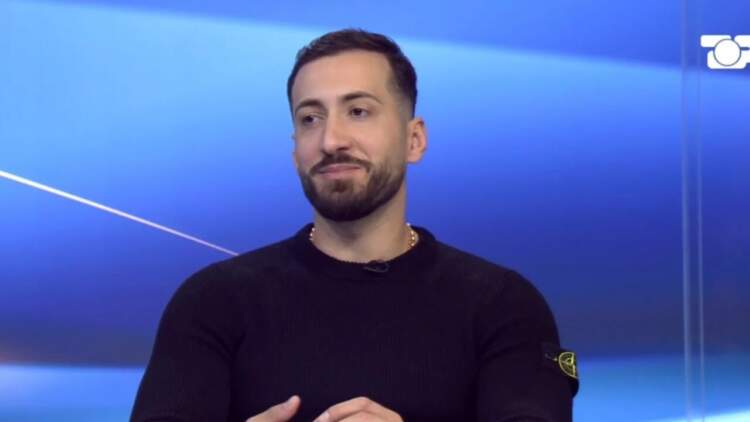 U aludua për lidhje homoseksuale / Jozi sqaron lidhjen me djalin në fotot virale