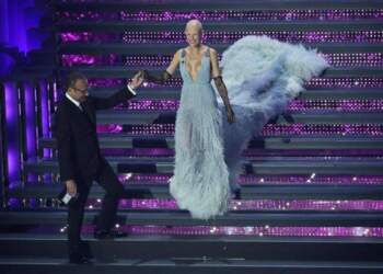 Bianca Balti shfaqet në Sanremo pa paruke: Erdha për të festuar jetën